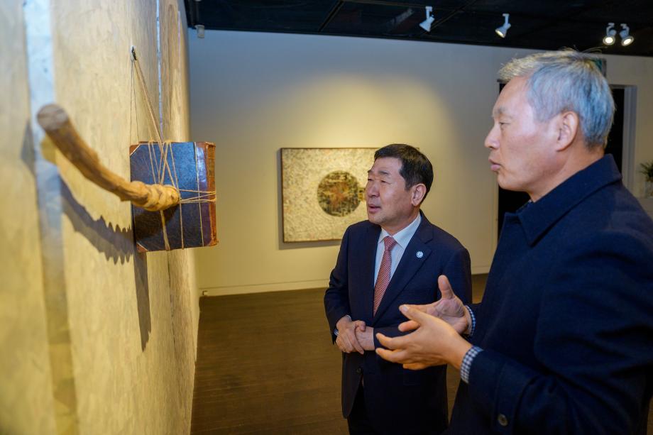 이동우 화백 개인전 방문