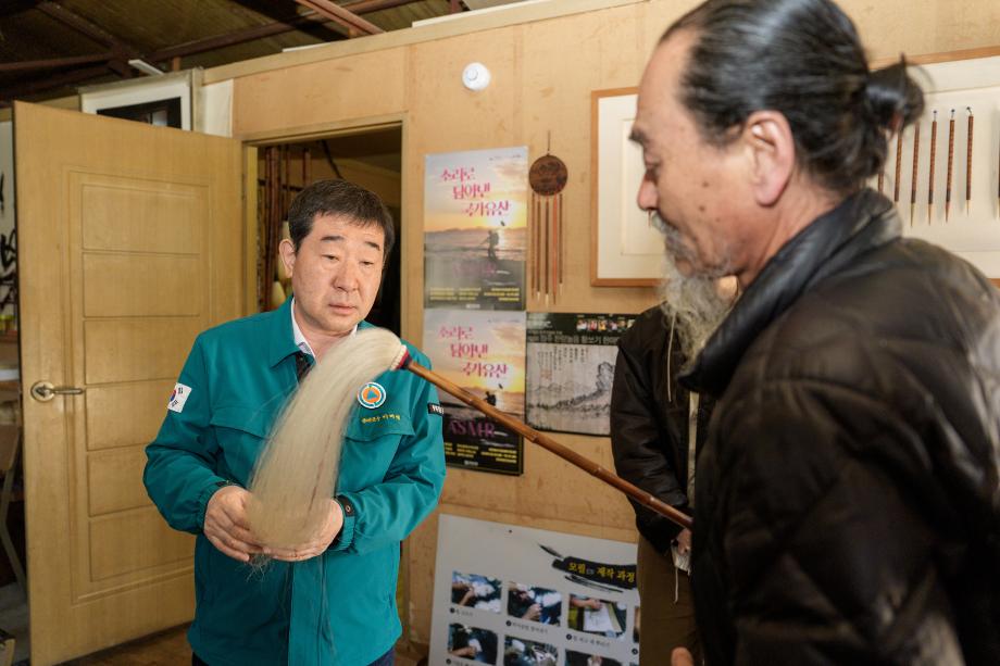유필무 공방 방문