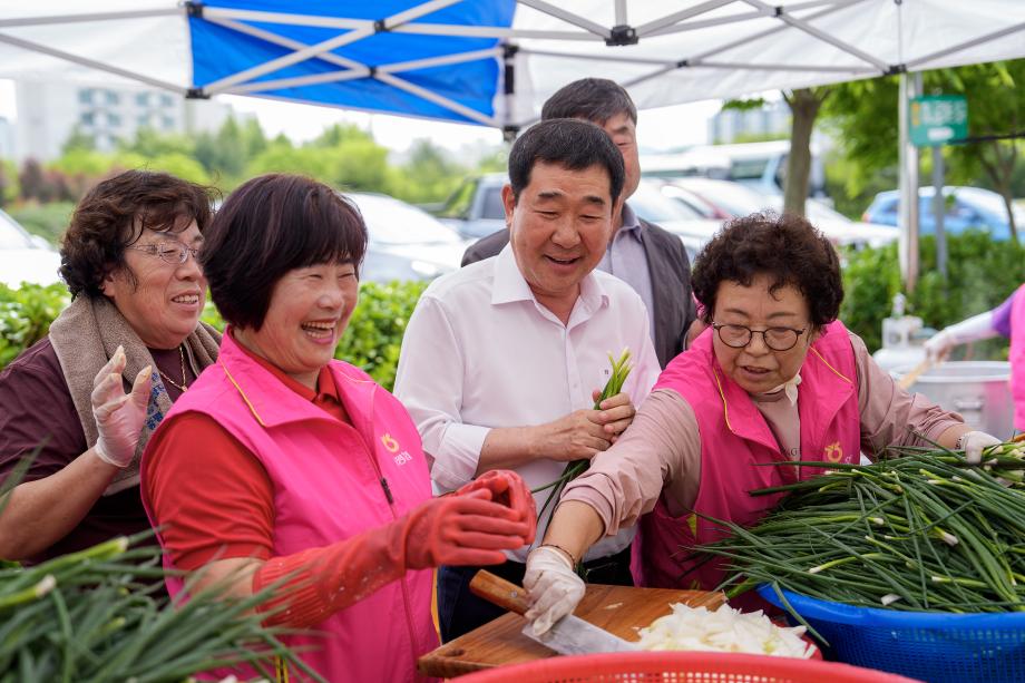 증평농협 고향주부모임 김치 담그기
