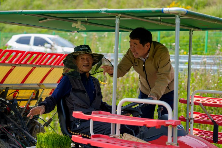 안방출 친환경영농조합법인 총무 모내기 현장방문