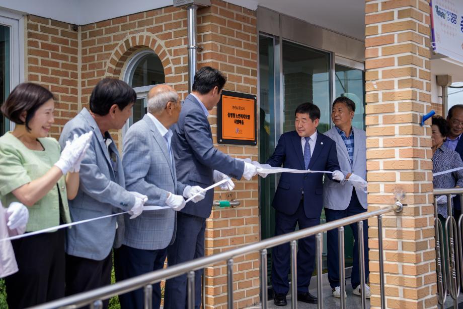 용강2리 노인복지모델 시범마을 현판식