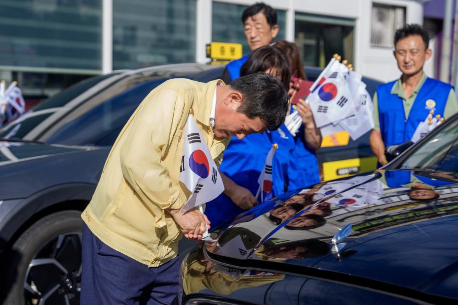 태극기 나누어주기 행사