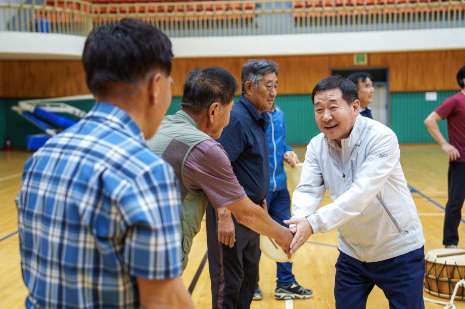 이장단 사물놀이 격려