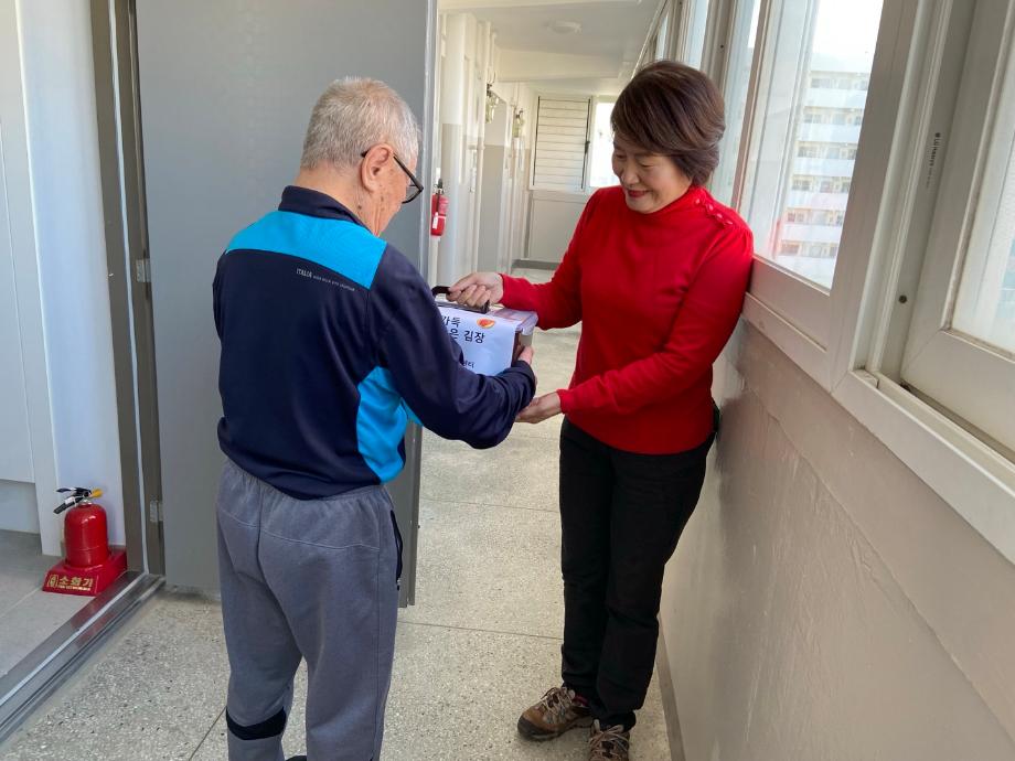 증평군치매안심센터, 독거 치매 어르신에게 ‘사랑의 김장’따뜻한 손길 전달