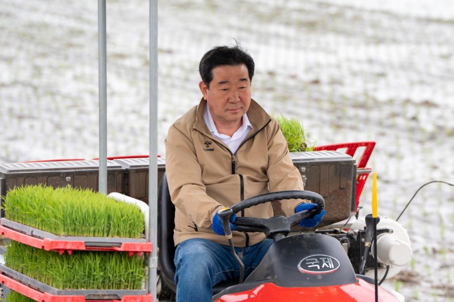 “올해도 풍년 기원” 증평군, 첫 모내기로 영농 본격화