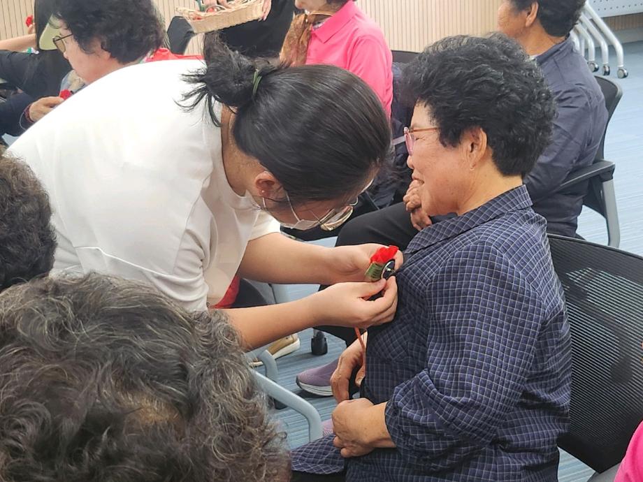 증평군학교밖청소년지원센터, “어르신들 꽃길만 걸으세요”