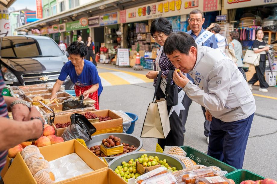 증평군, 복날 간식 나눔행사로 직원 격려와 전통시장에 온기 더해