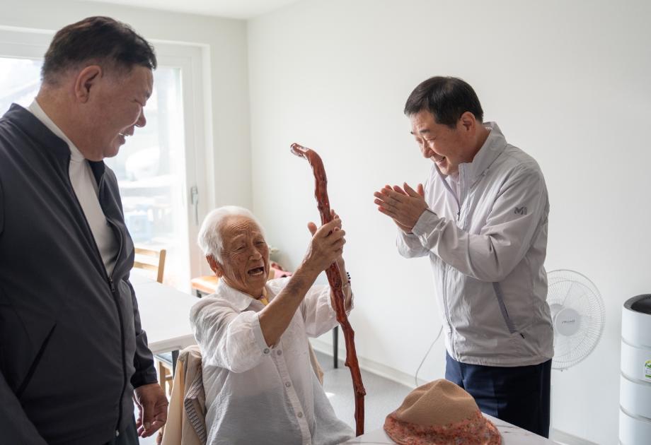 증평군, 제29회 노인의 날 기념 100세 어르신께 장수지팡이 전달