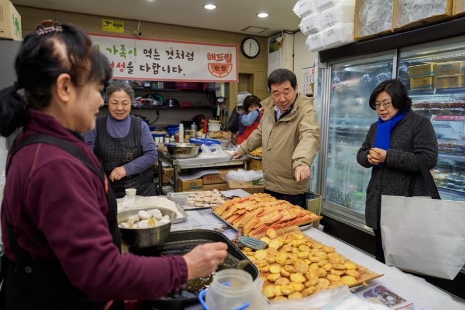 증평군, 명절 앞두고 장뜰시장 장보기...전통시장 활력 불어넣어