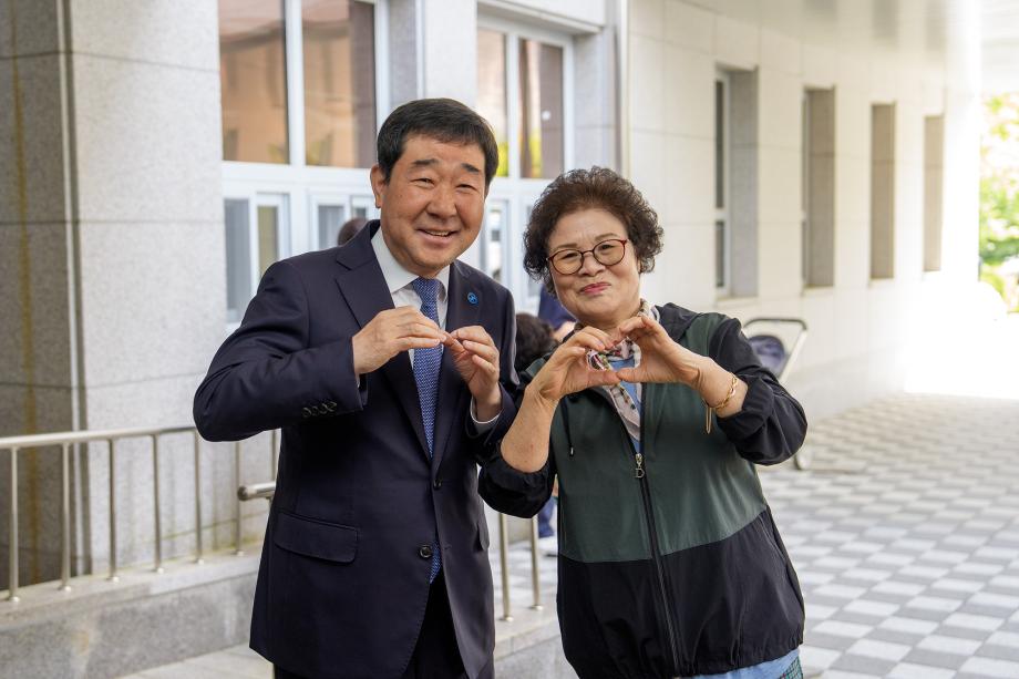 증평군, 어버이날 “감사의 꽃, 존경의 마음”전달